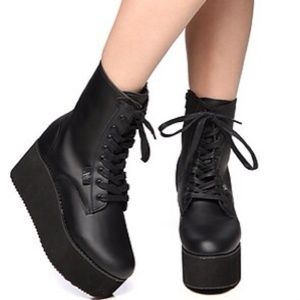 YRU Bloq booties, size 7, good condition